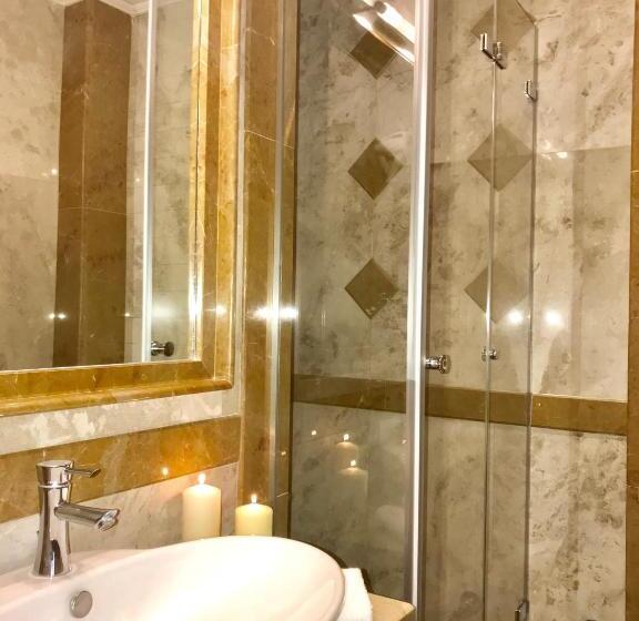 اتاق استاندارد سه نفره, Xenonas Iresioni