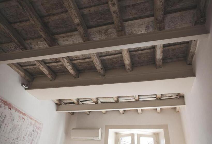 חדר סטנדרט, The Blue Hostel