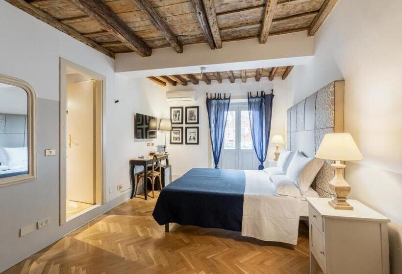 חדר סטנדרט לשלושה, The Blue Hostel