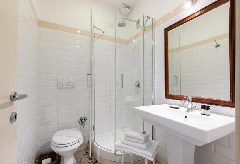 חדר סטנדרט לשלושה, The Blue Hostel