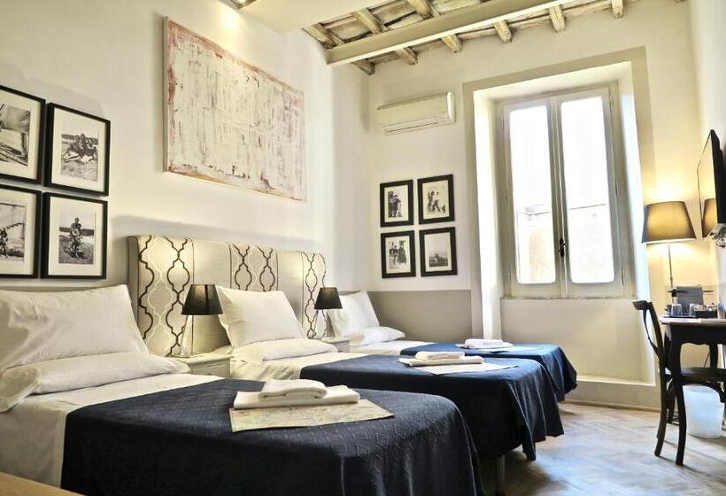 חדר סטנדרט לשלושה, The Blue Hostel