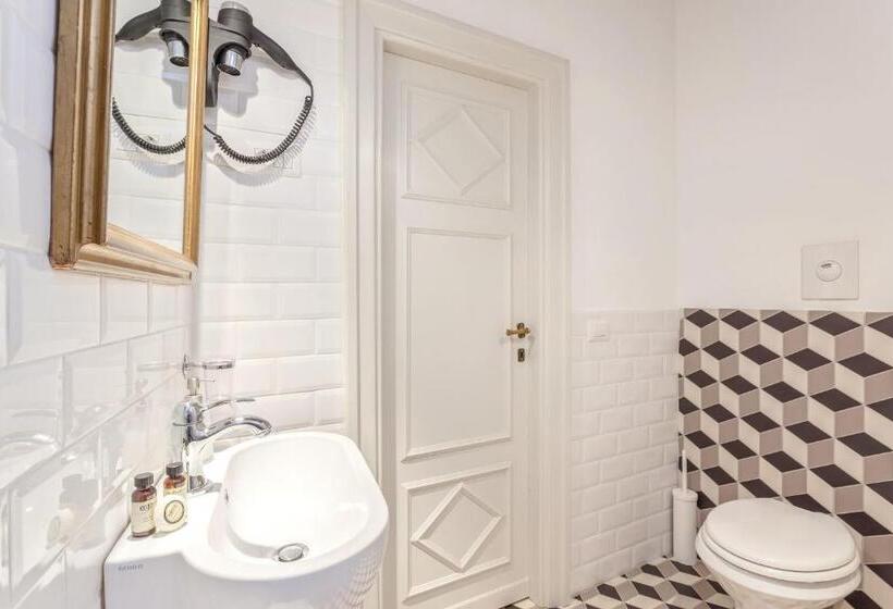 דירת חדר, The Blue Hostel