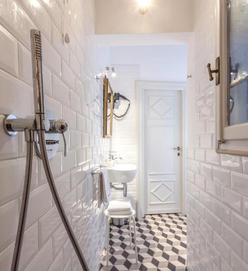 דירת חדר, The Blue Hostel