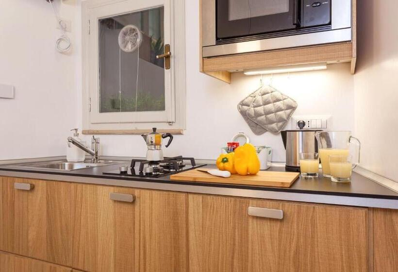 דירת חדר, The Blue Hostel