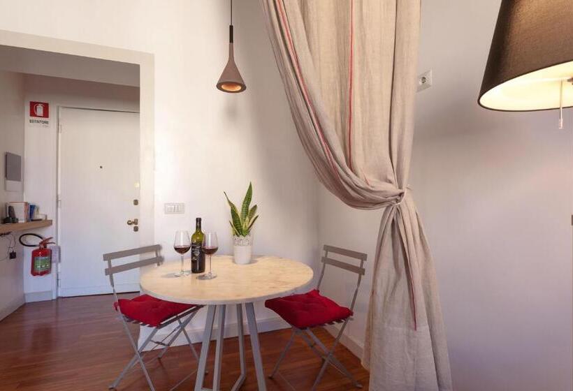 דירת חדר, The Blue Hostel