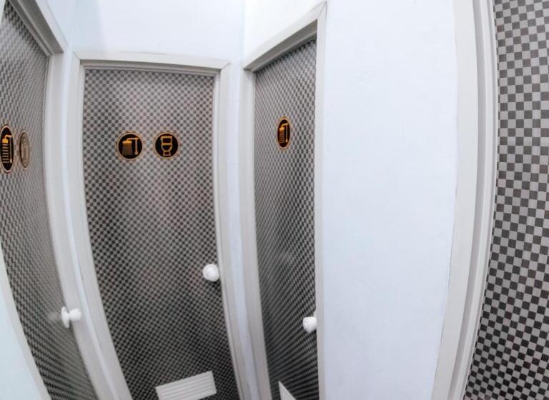 バス共有のスタンダードルーム, Aur Kuning Hostel Syariah Bukittinggi