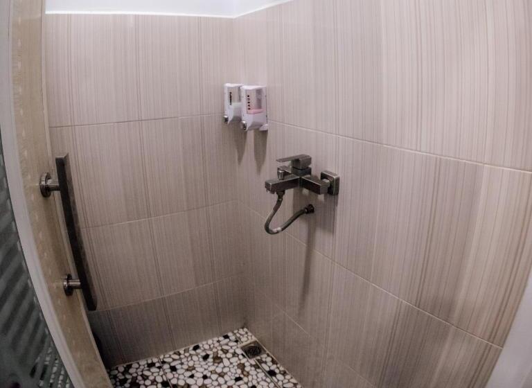 バス共有のスタンダードルーム, Aur Kuning Hostel Syariah Bukittinggi