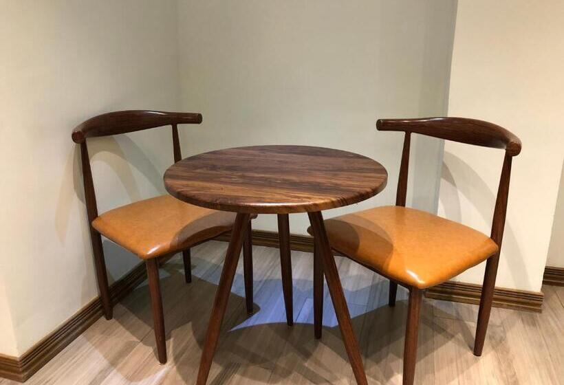 חדר סטנדרט, A.m @ 93rd