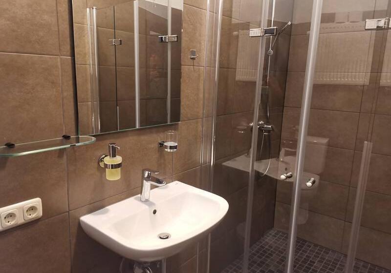 חדר סטנדרט יחיד, Mar