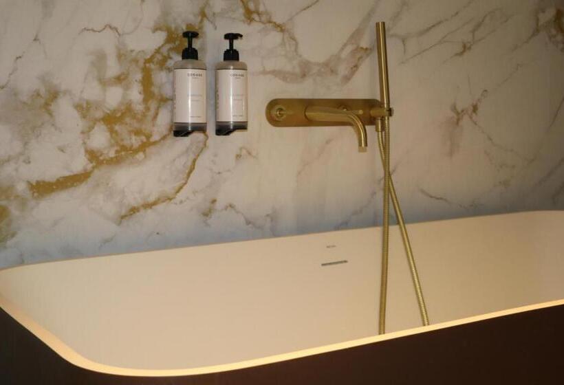 جناح جونيور, B&b Maison Mairie Hasselt