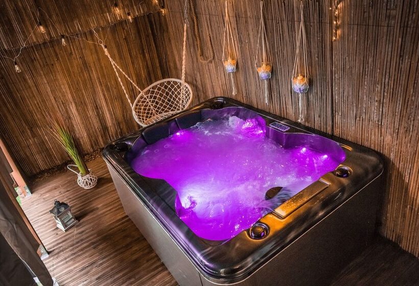 Люкс Повышенной Комфортности, Aux 3 Nuances Suites Privatives & Spa