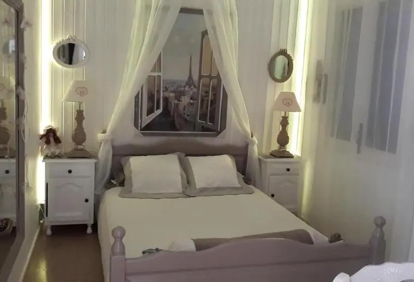 スタンダードルーム, Chambres D Hôtes Chez Catherine A Reus Chambre De Paris Avec Salle De Bains Privée