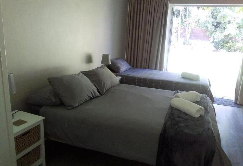 غرفة قياسية ثلاثية مطلة علي حمام السباحة, Dennecres4guestrooms