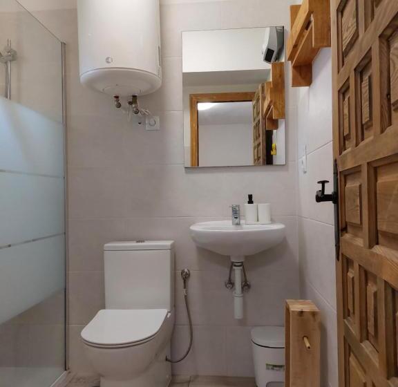 家庭间, Zenia Hostel