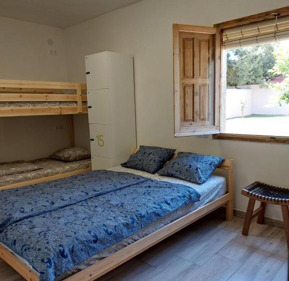 家庭间, Zenia Hostel