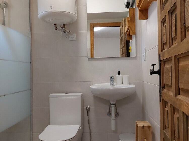 家庭间, Zenia Hostel