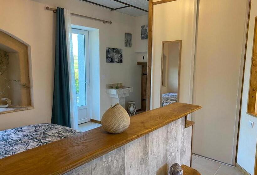 جناح مزود بجاكوزى, L Anagramme, Chambres, Table D Hôtes Et Gîte Pour Adultes, Naturistes Ou Non !