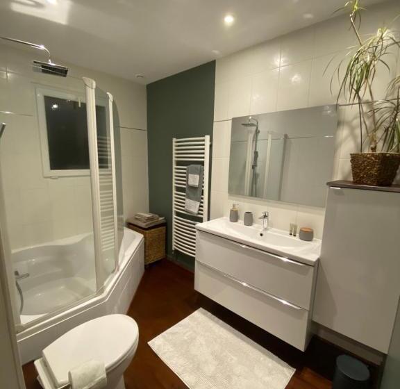 プールビュースタンダードルーム, Chambre Avec Salle De Bain Privée De La Canopée De Mios