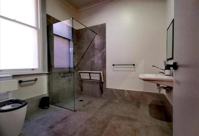 장애인을 위한 스탠다드 룸, Refresh109 On Cameron