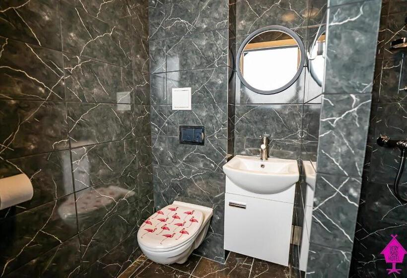 اتاق استاندارد, Very Bad Hootel