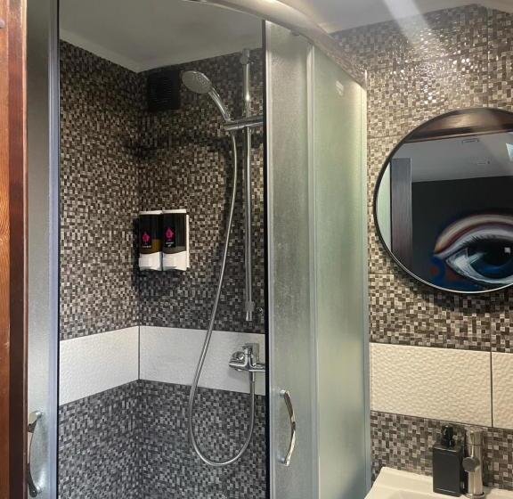 اتاق اکونومی یک تخته, Very Bad Hootel