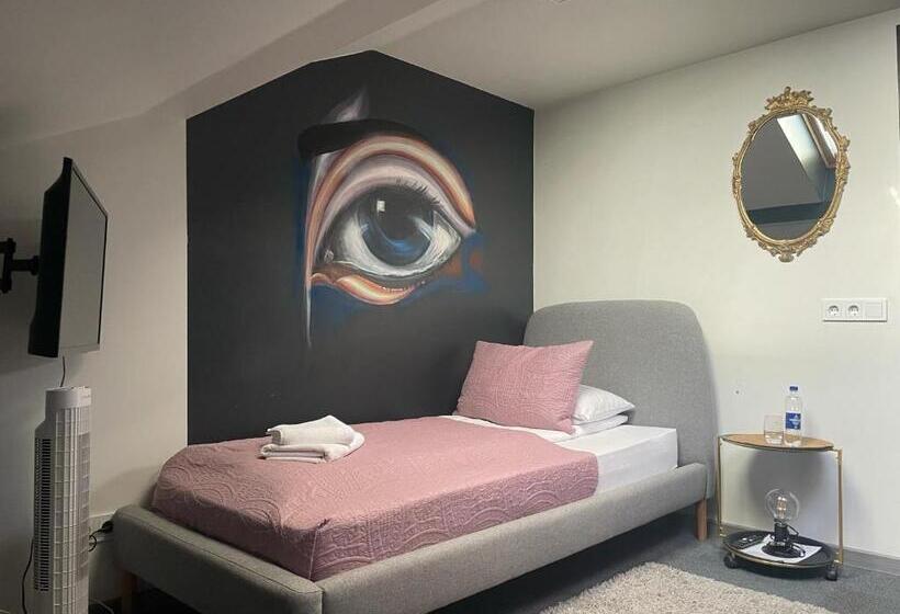 اتاق اکونومی یک تخته, Very Bad Hootel