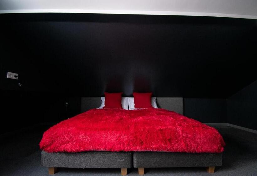 اتاق اکونومی, Very Bad Hootel