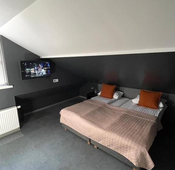 اتاق اکونومی, Very Bad Hootel