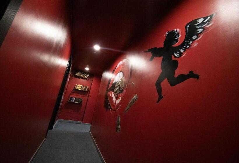 اتاق اکونومی, Very Bad Hootel