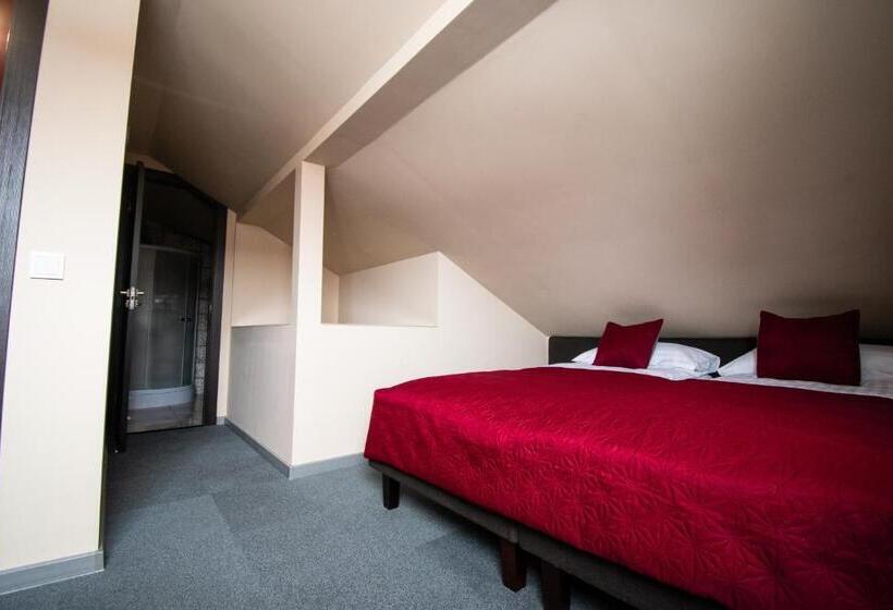 اتاق اکونومی, Very Bad Hootel