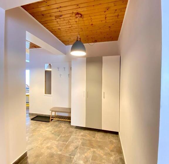 低层单卧公寓, Red Family Apartments