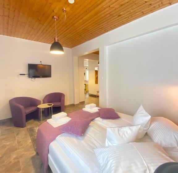 低层单卧公寓, Red Family Apartments