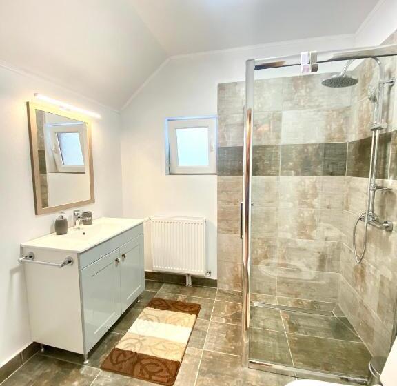 带1个卧室的带阳台的公寓, Red Family Apartments