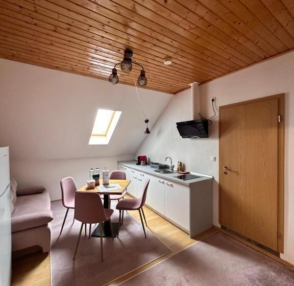 带1个卧室的带阳台的公寓, Red Family Apartments