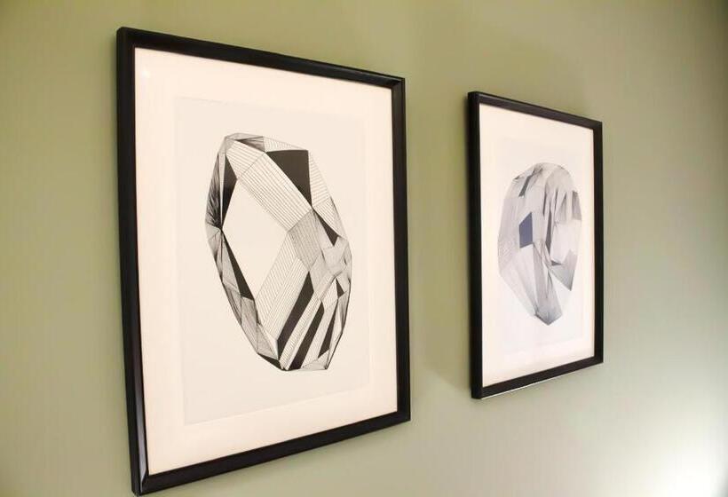 اتاق استاندارد, Wolf House Bnb