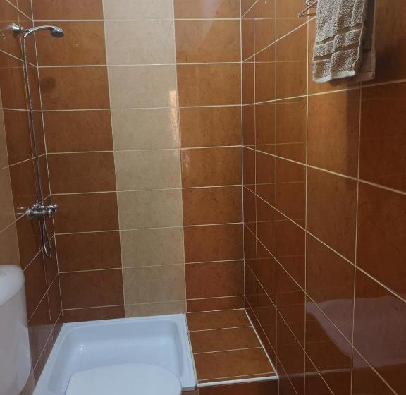 Quarto Triplo Estandar, Amina Apartman