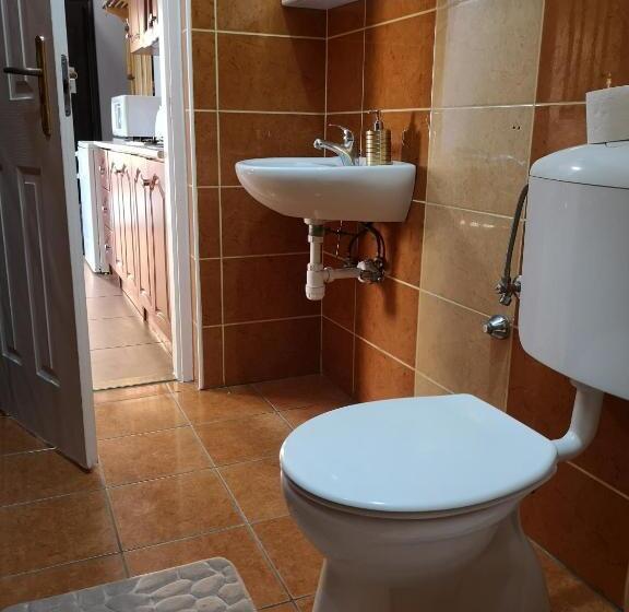 スタンダードトリプルルーム, Amina Apartman