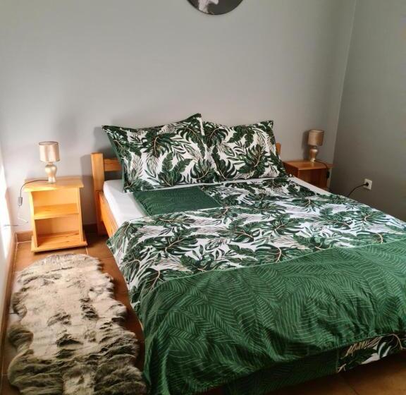 Quarto Triplo Estandar, Amina Apartman