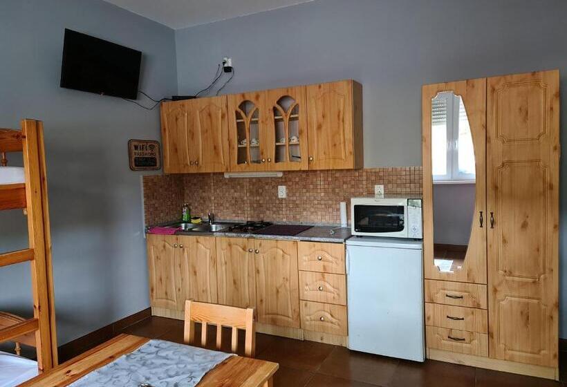 ファミリールーム, Amina Apartman