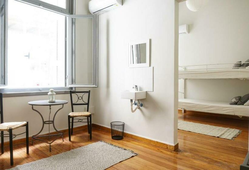 家庭间, Dioskouros Hostel