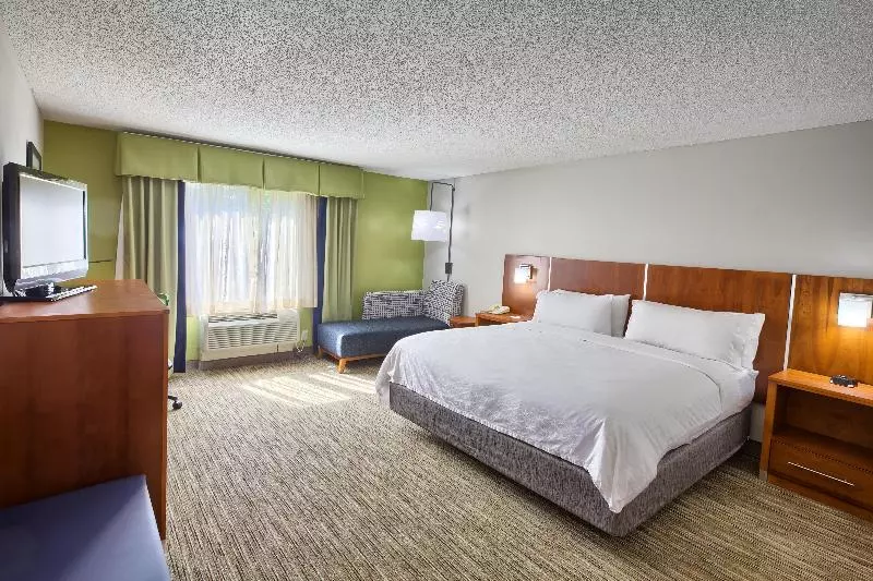 キングサイズベッドのスタンダードルーム, Holiday Inn Express Hotel & Suites Raleigh North Wake Forest, An Ihg