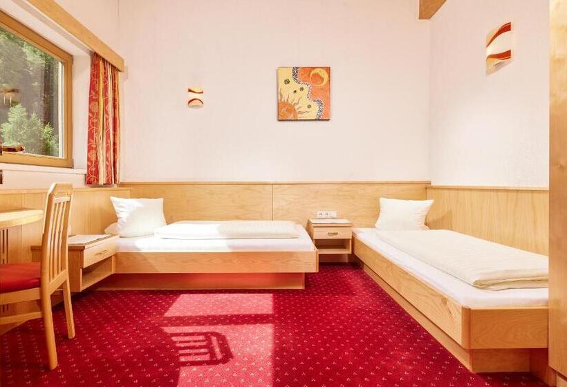 Quarto Familiar, Sunny Sölden