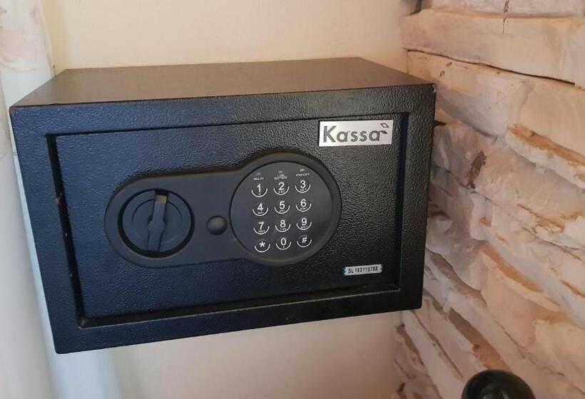 Studio Deluxe, Kata Happy Place