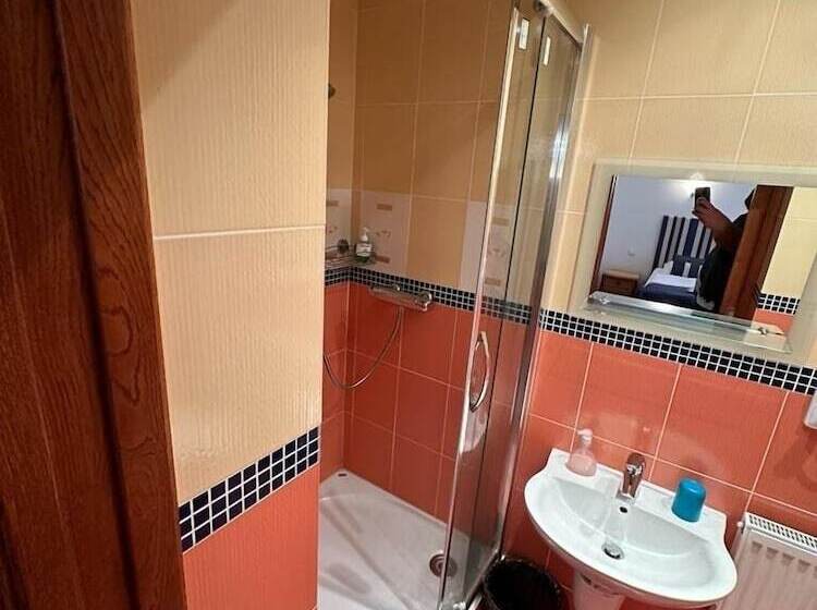 이코노미 룸, Jáchymoff