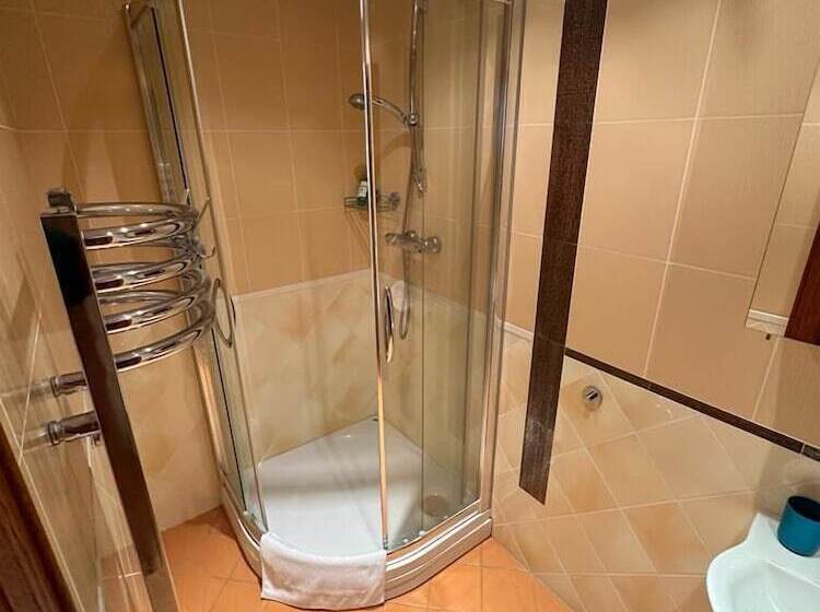 이코노미 룸, Jáchymoff