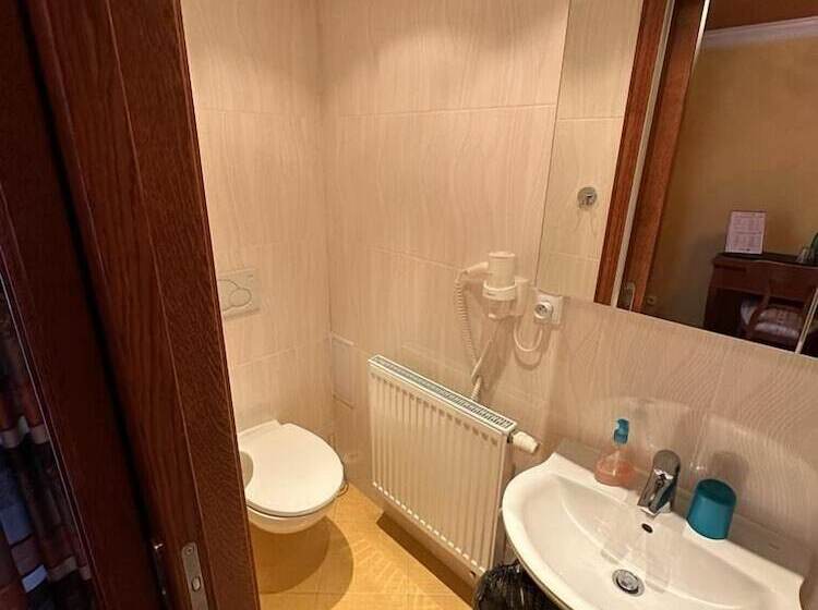 이코노미 룸, Jáchymoff