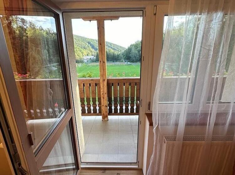 이코노미 룸, Jáchymoff