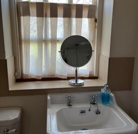 חדר דחוקס עם מיטת קינג, The Old School, Idbury, Ox7 6ru