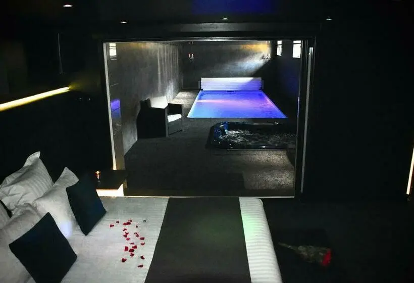 スタンダードルーム, Suite Avec Piscine Privée