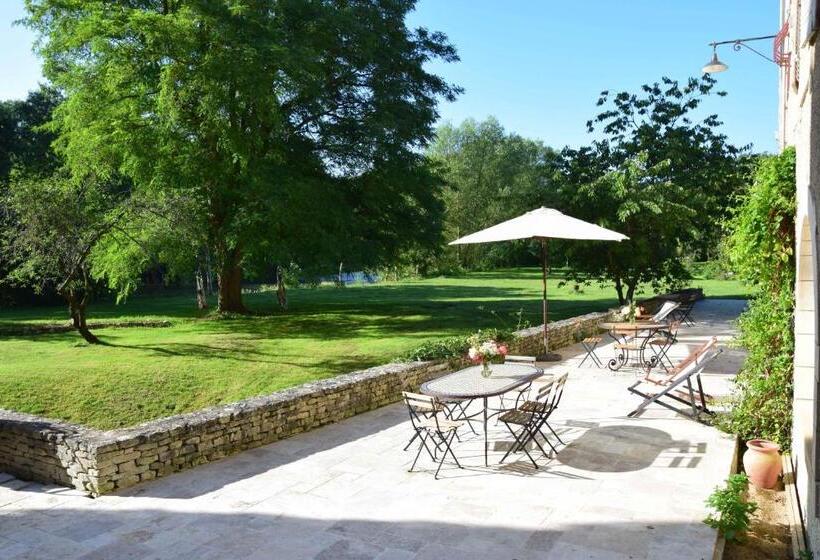 اتاق خانوادگی با چشمانداز باغ, Moulins De Clan